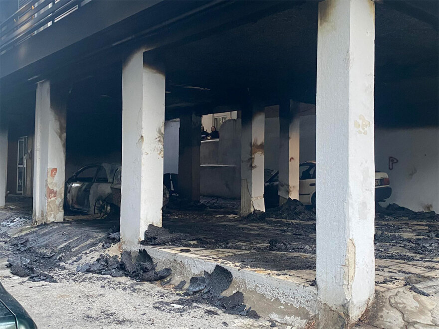 Θεσσαλονίκη: Στις φλόγες δύο αυτοκίνητα και μία μοτοσικλέτα σε πυλωτή