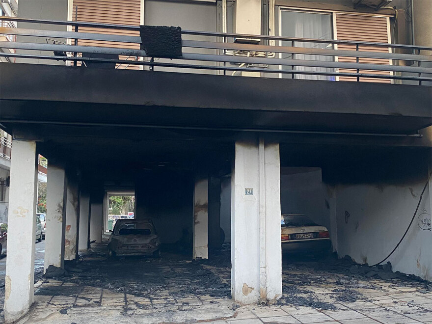 Θεσσαλονίκη: Στις φλόγες δύο αυτοκίνητα και μία μοτοσικλέτα σε πυλωτή