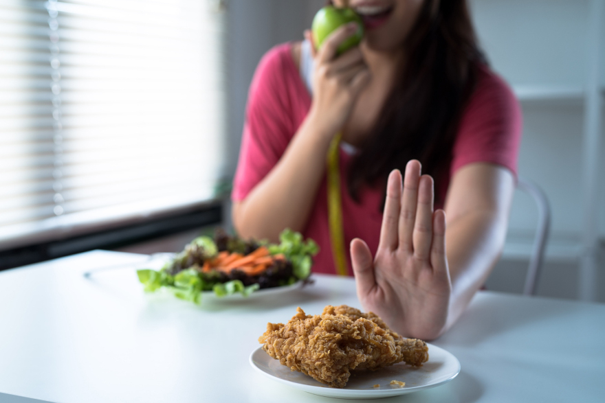 Πώς η διατροφή μας αλλάζει το δέρμα μας: Αλήθειες και μύθοι