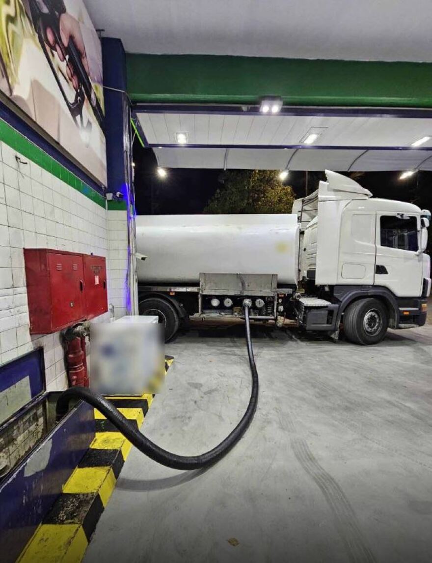 ΕΛΑΣ: Εξαρθρώθηκε κύκλωμα που νόθευε καύσιμα - Οι διαλύτες από τη Βουλγαρία και η διάθεση σε πρατήρια της Αττικής