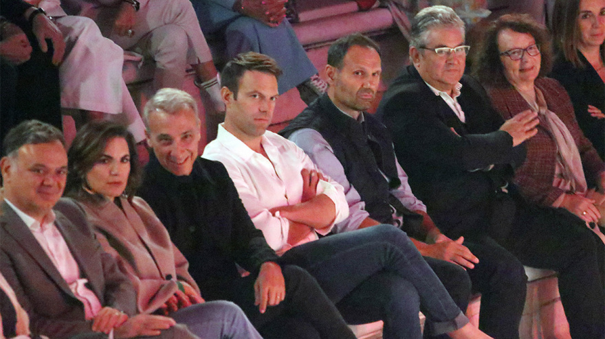 Δίπλα-Δίπλα στη συναυλία Ξαρχάκου στο Ηρώδειο Κασσελάκης με Κουτσούμπα