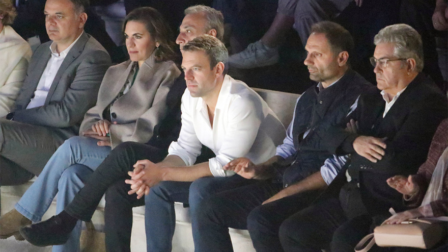 Δίπλα-Δίπλα στη συναυλία Ξαρχάκου στο Ηρώδειο Κασσελάκης με Κουτσούμπα