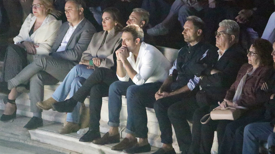 Δίπλα-Δίπλα στη συναυλία Ξαρχάκου στο Ηρώδειο Κασσελάκης με Κουτσούμπα