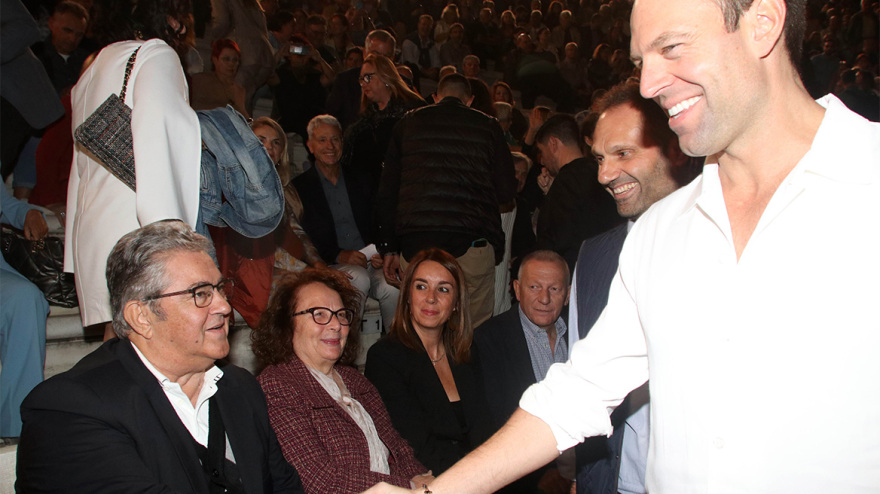 Δίπλα-Δίπλα στη συναυλία Ξαρχάκου στο Ηρώδειο Κασσελάκης με Κουτσούμπα