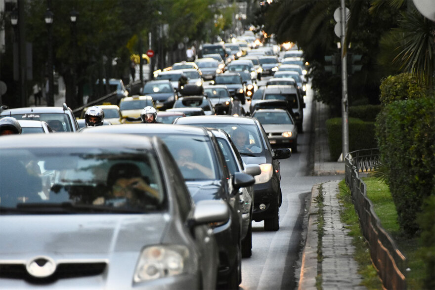 Χάος στην Αθήνα από το μποτιλιάρισμα ενώ ο υπουργός ΠροΠο… ψάχνει ακόμα γερανούς και Τροχαία - 78 ώρες τον χρόνο «τρώνε» οι πολίτες στην κίνηση