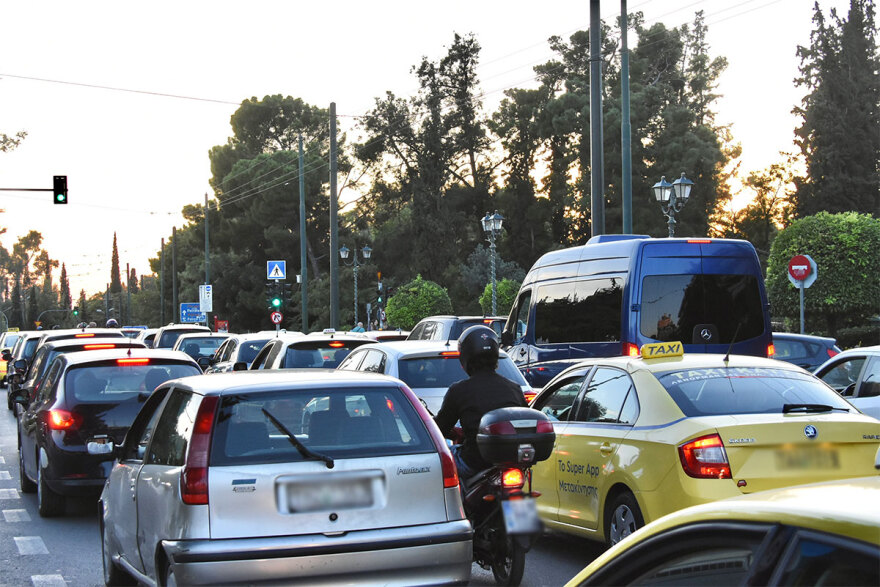 Χάος στην Αθήνα από το μποτιλιάρισμα ενώ ο υπουργός ΠροΠο… ψάχνει ακόμα γερανούς και Τροχαία - 78 ώρες τον χρόνο «τρώνε» οι πολίτες στην κίνηση