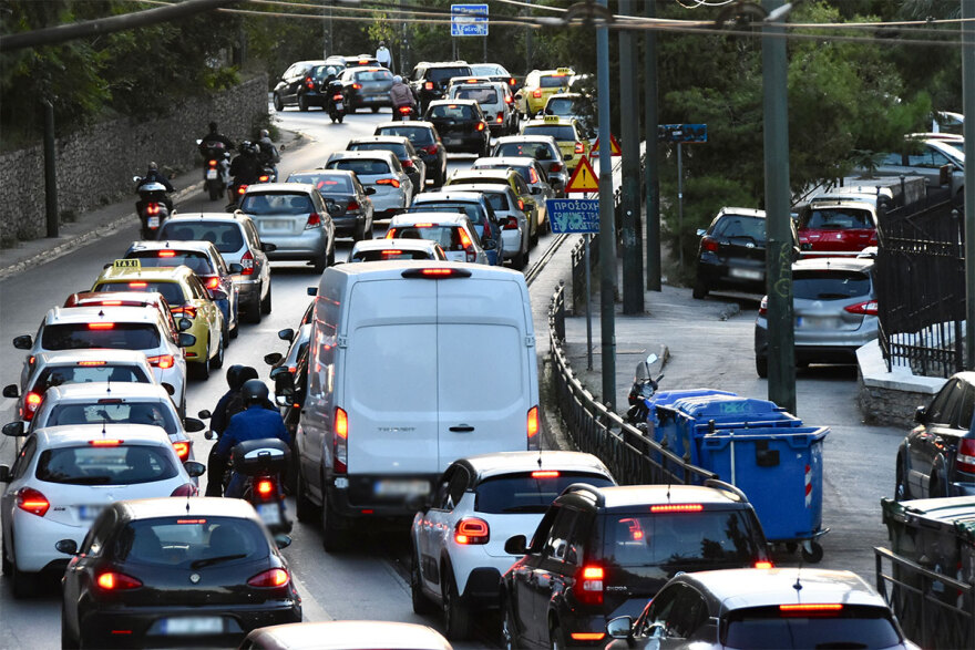 Χάος στην Αθήνα από το μποτιλιάρισμα ενώ ο υπουργός ΠροΠο… ψάχνει ακόμα γερανούς και Τροχαία - 78 ώρες τον χρόνο «τρώνε» οι πολίτες στην κίνηση