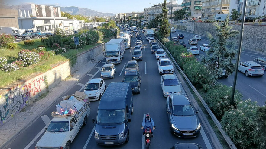 Χάος στην Αθήνα από το μποτιλιάρισμα ενώ ο υπουργός ΠροΠο… ψάχνει ακόμα γερανούς και Τροχαία - 78 ώρες τον χρόνο «τρώνε» οι πολίτες στην κίνηση