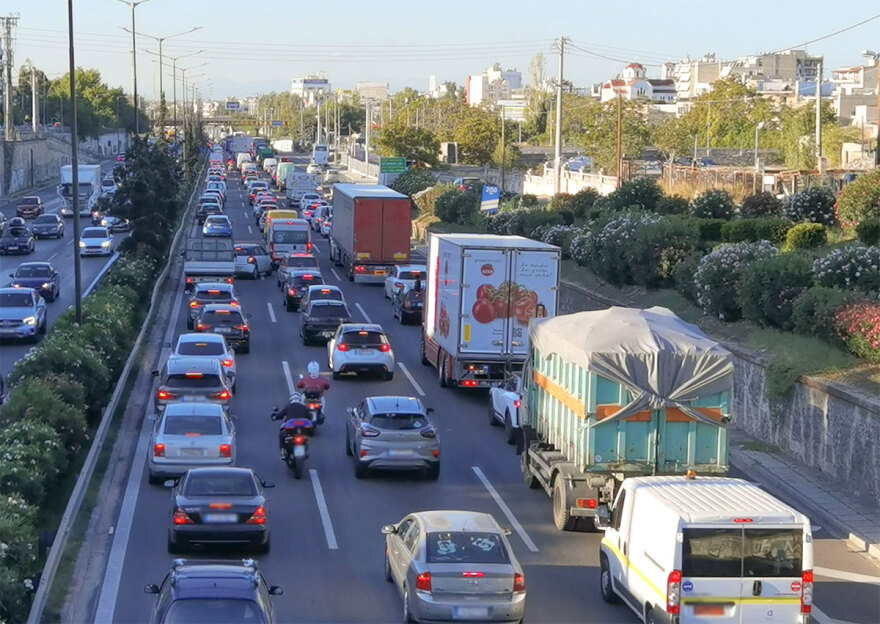 Χάος στην Αθήνα από το μποτιλιάρισμα ενώ ο υπουργός ΠροΠο… ψάχνει ακόμα γερανούς και Τροχαία - 78 ώρες τον χρόνο «τρώνε» οι πολίτες στην κίνηση