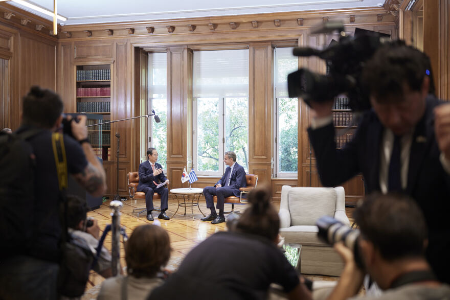 Συνάντηση Μητσοτάκη με τον Κορεάτη πρωθυπουργό - Τα εύσημα για την ελληνική οικονομία και το «ευχαριστώ» για τη βοήθεια το 1950