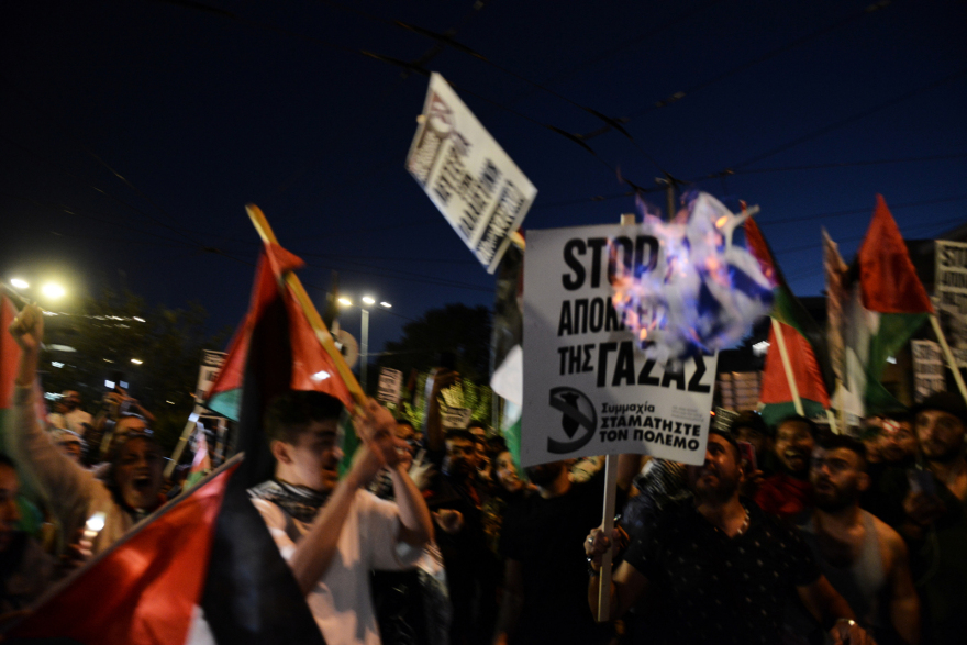 Βίντεο: Διαμαρτυρία Παλαιστινίων στην ισραηλινή πρεσβεία - Έκαψαν τη σημαία του Ισραήλ 