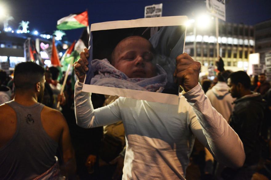 Βίντεο: Διαμαρτυρία Παλαιστινίων στην ισραηλινή πρεσβεία - Έκαψαν τη σημαία του Ισραήλ 