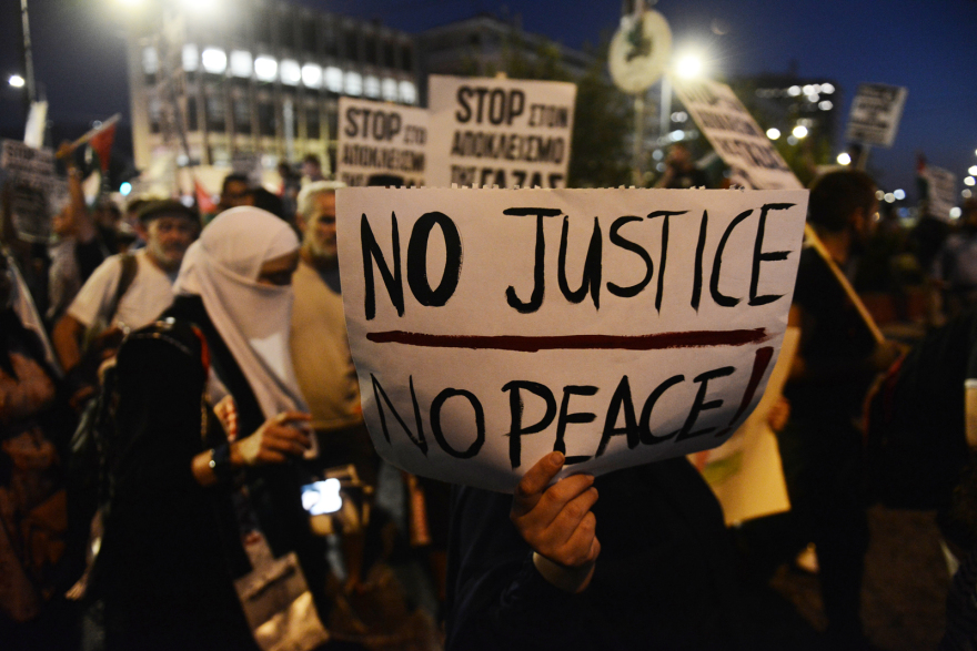 Βίντεο: Διαμαρτυρία Παλαιστινίων στην ισραηλινή πρεσβεία - Έκαψαν τη σημαία του Ισραήλ 