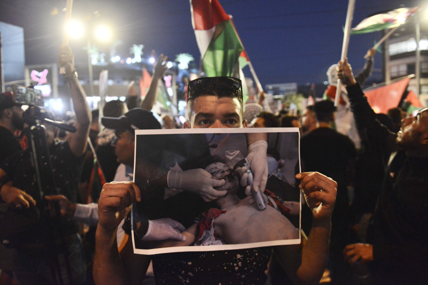 Βίντεο: Διαμαρτυρία Παλαιστινίων στην ισραηλινή πρεσβεία - Έκαψαν τη σημαία του Ισραήλ 