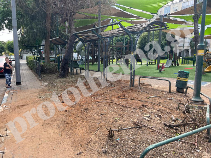 Το protothema.gr στη Ρισόν: Ρουκέτα της Χαμάς έπεσε σε παιδική χαρά - Δείτε βίντεο και φωτογραφίες