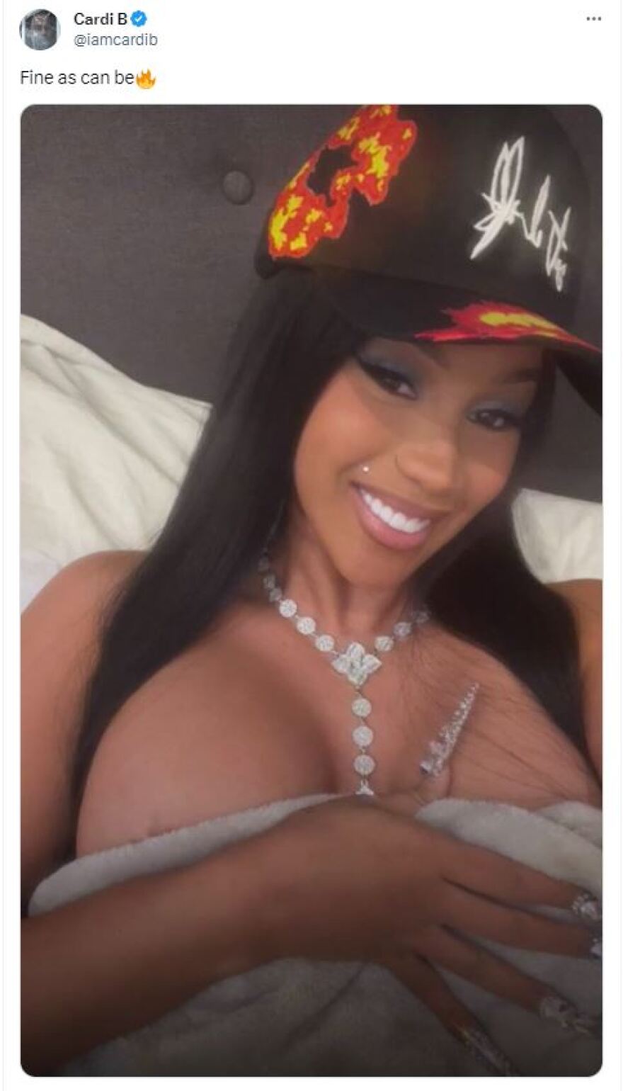 Cardi B: Ποζάρει τόπλες στο κρεβάτι της