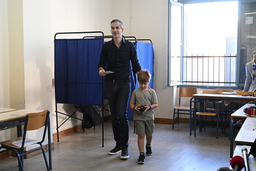 Αυτοδιοικητικές εκλογές: Ψήφισε ο Κώστας Μπακογιάννης - «Προτρέπω τους Αθηναίους, πριν την βόλτα τους να περάσουν από τις κάλπες»