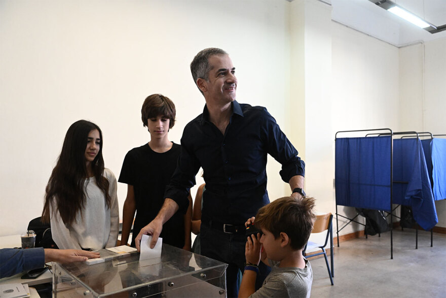 Αυτοδιοικητικές εκλογές: Ψήφισε ο Κώστας Μπακογιάννης - «Προτρέπω τους Αθηναίους, πριν την βόλτα τους να περάσουν από τις κάλπες»