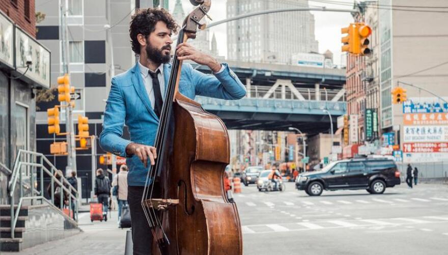 Πέτρος Κλαμπάνης: Ο Έλληνας μουσικός που πάει την ελληνική παραδοσιακή μουσική στα βραβεία Γκράμι - Δείτε βίντεο