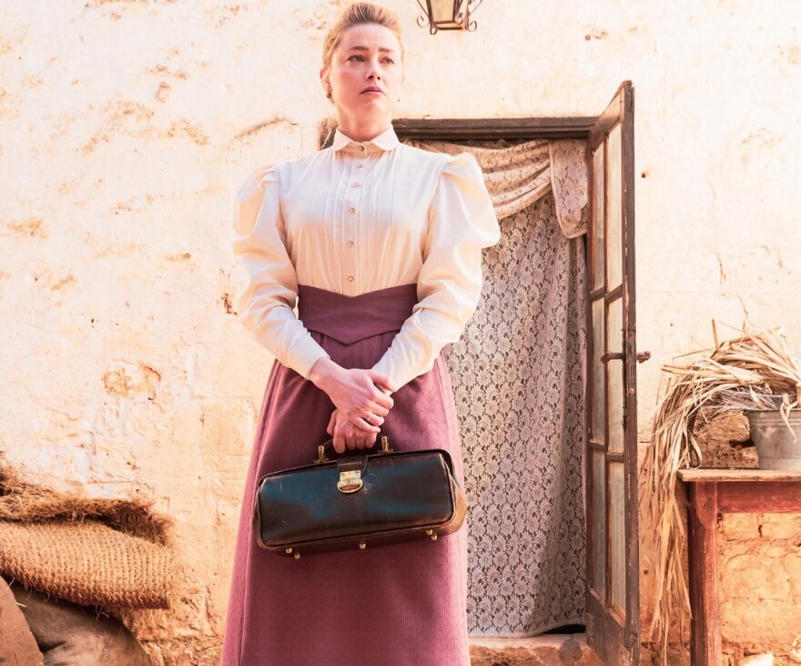 Η Άμπερ Χερντ ζητάει συγγνώμη από τον σκηνοθέτη της τελευταίας της ταινίας μετά τις αρνητικές κριτικές και βαθμολογίες