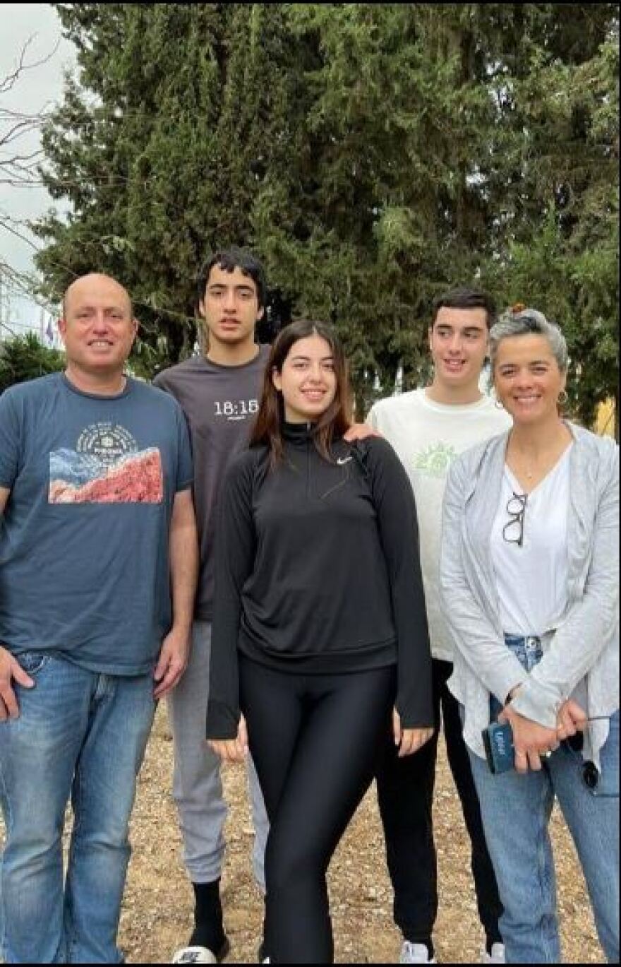 Πενταμελής οικογένεια βρέθηκε νεκρή στο σπίτι της στο κιμπούτς Κφαρ Αζά  - Αγκαλιασμένο το ανδρόγυνο