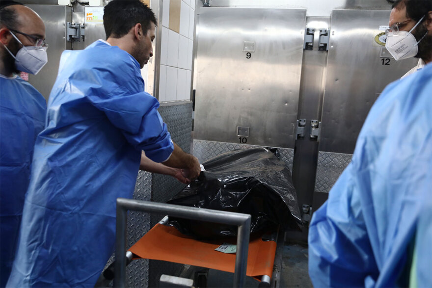 Σοκάρουν οι ιατροδικαστές: «Οι άνθρωποι κακοποιήθηκαν τόσο βάναυσα από τη Χαμάς που δεν αναγνωρίζονται»