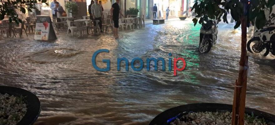 Κακοκαιρία στην Πάτρα: Πλημμύρισαν σπίτια και επιχειρήσεις - Βγάζουν τα νερά με τις σκούπες (βίντεο)