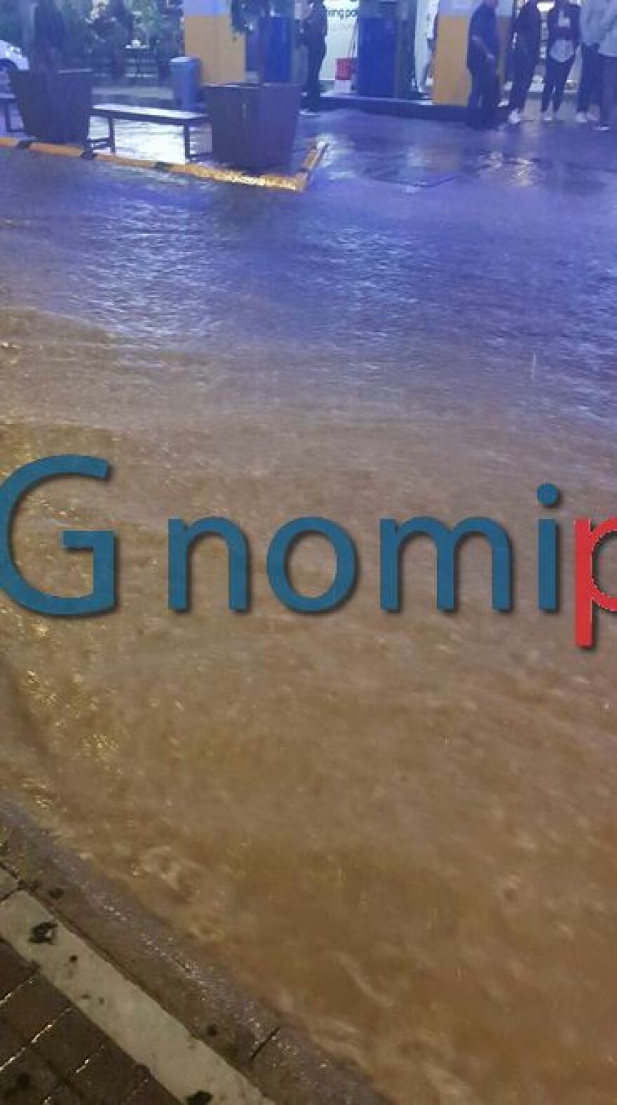 Κακοκαιρία στην Πάτρα: Πλημμύρισαν σπίτια και επιχειρήσεις - Βγάζουν τα νερά με τις σκούπες (βίντεο)