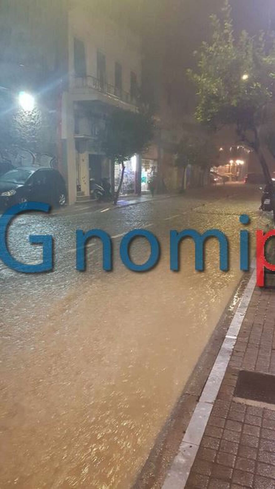 Κακοκαιρία στην Πάτρα: Πλημμύρισαν σπίτια και επιχειρήσεις - Βγάζουν τα νερά με τις σκούπες (βίντεο)