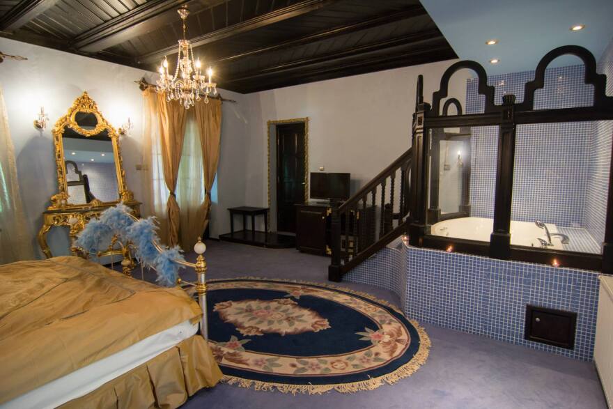 Αίας Μανθόπουλος: «Ορφανός» έμεινε ο πύργος Casa cu Farfurii του ηθοποιού στη Ρουμανία