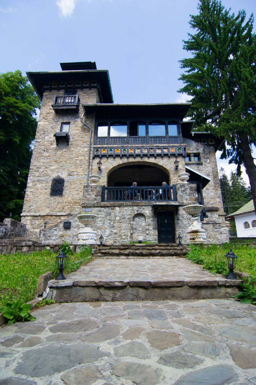 Αίας Μανθόπουλος: «Ορφανός» έμεινε ο πύργος Casa cu Farfurii του ηθοποιού στη Ρουμανία