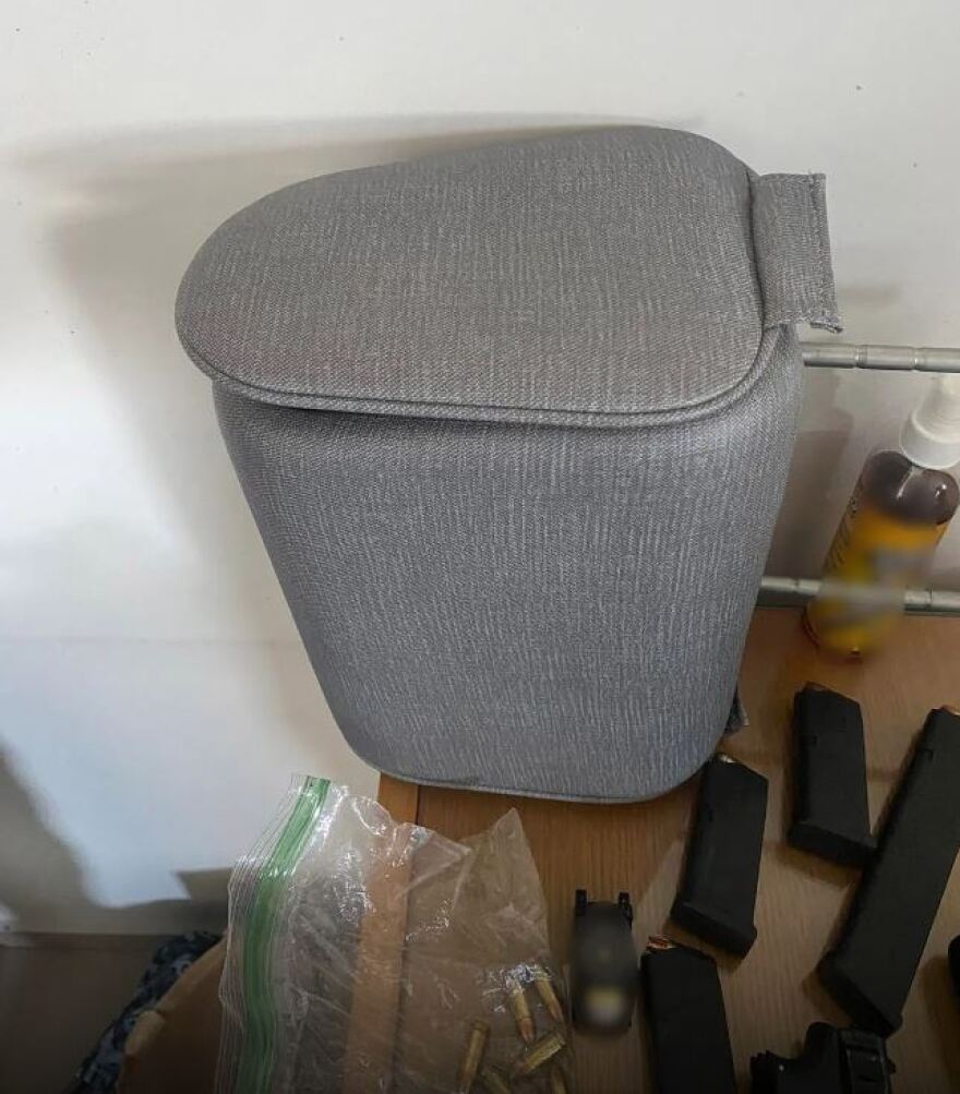 Σπάτα: Συνελήφθη 22χρονος που έκρυβε «οπλοστάσιο» στο σπίτι του - Βρέθηκαν οκτώ πιστόλια με 12 γεμιστήρες