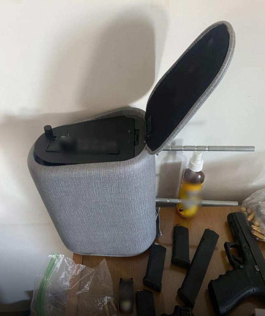 Σπάτα: Συνελήφθη 22χρονος που έκρυβε «οπλοστάσιο» στο σπίτι του - Βρέθηκαν οκτώ πιστόλια με 12 γεμιστήρες