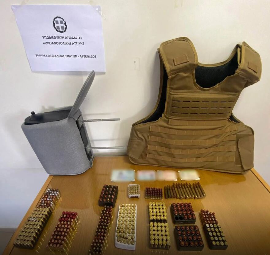 Σπάτα: Συνελήφθη 22χρονος που έκρυβε «οπλοστάσιο» στο σπίτι του - Βρέθηκαν οκτώ πιστόλια με 12 γεμιστήρες