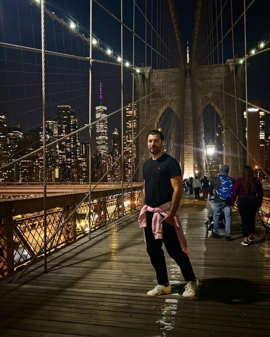 Νίκος Μπάρτζης: Πήγε στη γέφυρα του Μπρούκλιν αλλά «σαν το Ρίο-Αντίρριο δεν έχει», όπως έγραψε