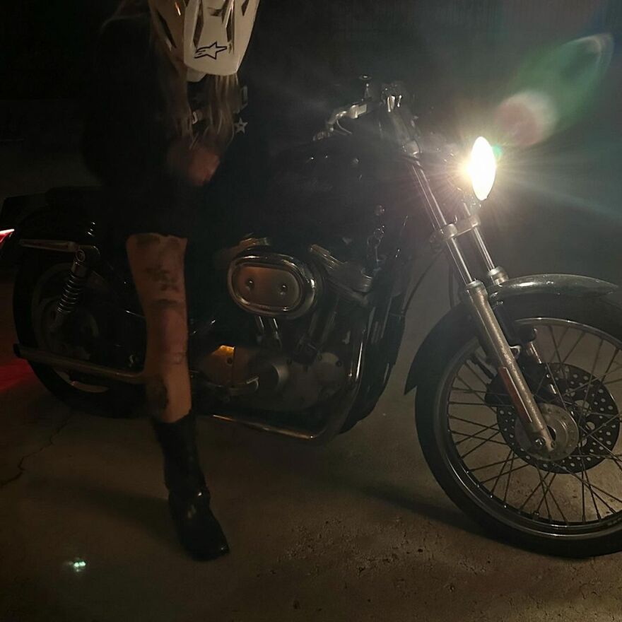 Μπίλι Άιλις: Έδειξε το νέο τεράστιο τατουάζ στη σπονδυλική της στήλη