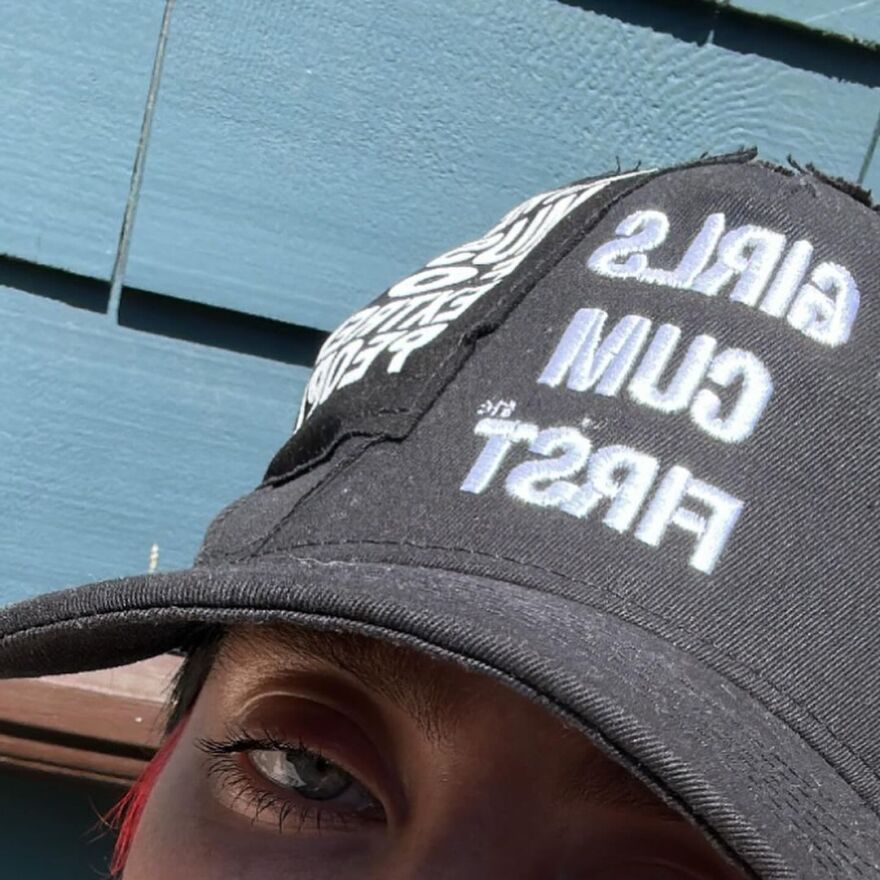 Μπίλι Άιλις: Έδειξε το νέο τεράστιο τατουάζ στη σπονδυλική της στήλη