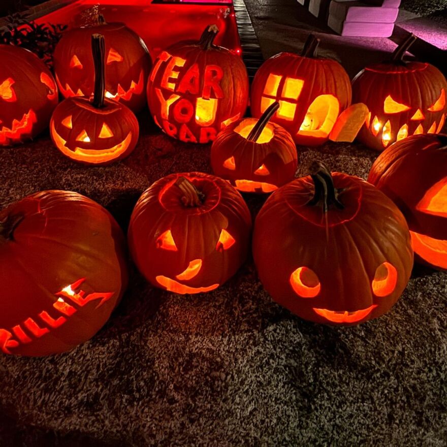 Μπίλι Άιλις: Έδειξε το νέο τεράστιο τατουάζ στη σπονδυλική της στήλη