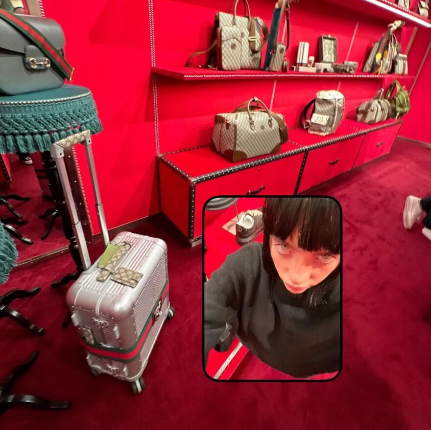 Μπίλι Άιλις: Έδειξε το νέο τεράστιο τατουάζ στη σπονδυλική της στήλη