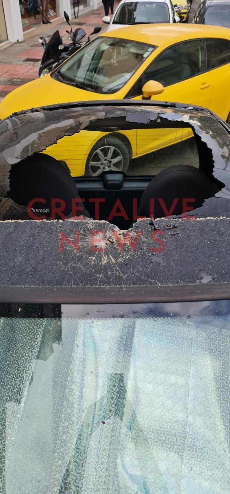 Ηράκλειο: Τμήμα μπαλκονιού έπεσε πάνω σε αυτοκίνητο - Δείτε φωτογραφίες