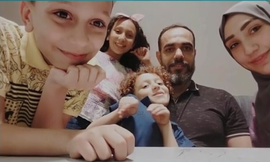 Πόλεμος στο Ισραήλ: Παλαιστίνιος γιατρός αναγκάστηκε να αναγνωρίσει το παιδί του νεκρό