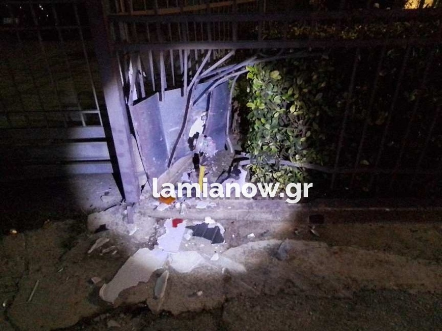 Λαμία: Αυτοκίνητο εκτός ελέγχου έπεσε σε σπίτι - Γκρέμισε τον τοίχο της κρεβατοκάμαρας