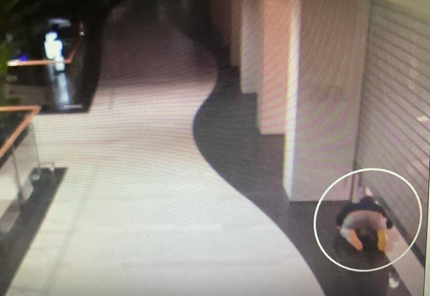 Πολωνία: Παρίστανε την... κούκλα βιτρίνας για να κλέβει καταστήματα σε εμπορικό κέντρο