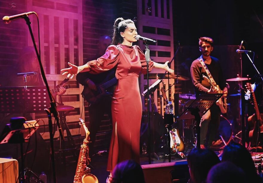 Σοφία Μανουσάκη: Το «εκρηκτικό» live της στη Σφίγγα... μετακομίζει στο Θέατρο Όροφως στην Πάτρα