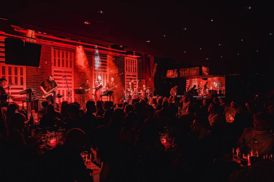 Σοφία Μανουσάκη: Το «εκρηκτικό» live της στη Σφίγγα... μετακομίζει στο Θέατρο Όροφως στην Πάτρα