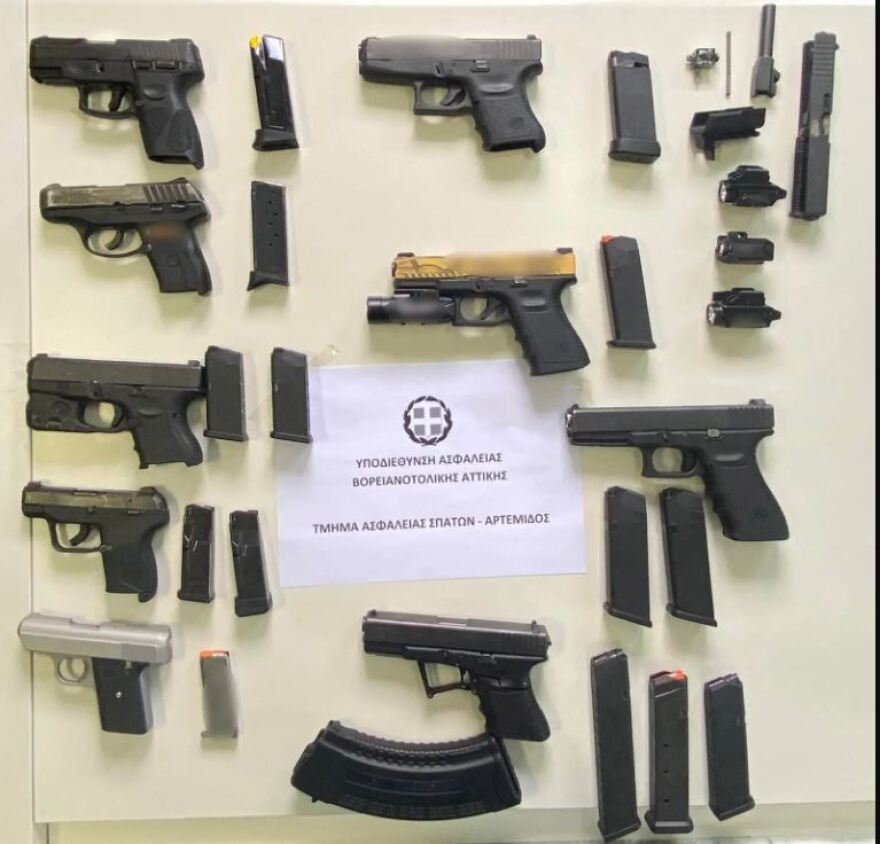Σπάτα: Ο 22χρονος έφερνε από τις ΗΠΑ τα όπλα που πούλαγε παράνομα - Ψάχνουν τον σύνδεσμο και τους αγοραστές