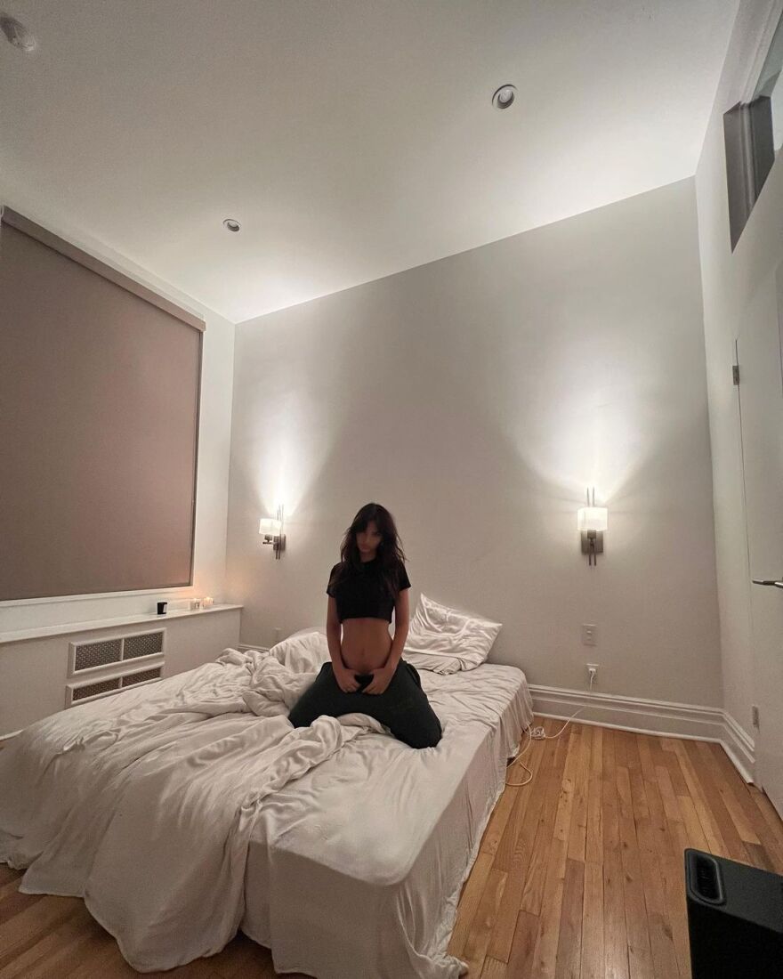 Έμιλι Ραταϊκόφσκι: Ξανά γυμνή στο Instagram - Οι φωτογραφίες της στο κρεβάτι