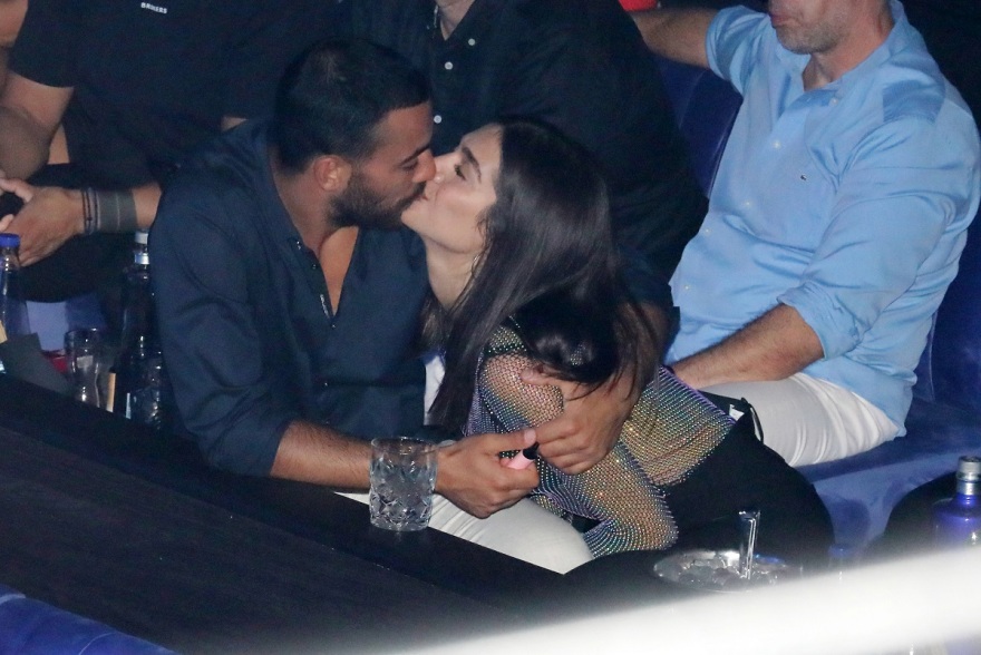 Φωτογραφίες: Αλέξανδρος Πολυχρονιάδης και Μελίνα Νικολαΐδη δεν σταμάτησαν να φιλιούνται στα μπουζούκια