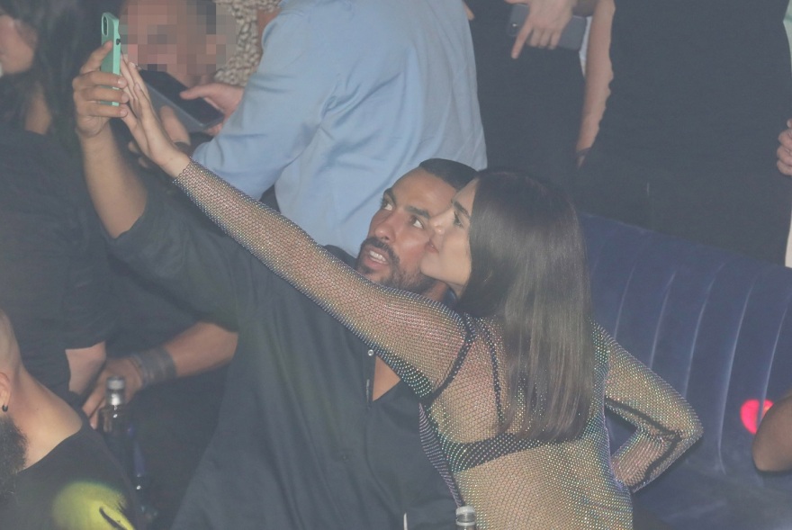 Φωτογραφίες: Αλέξανδρος Πολυχρονιάδης και Μελίνα Νικολαΐδη δεν σταμάτησαν να φιλιούνται στα μπουζούκια