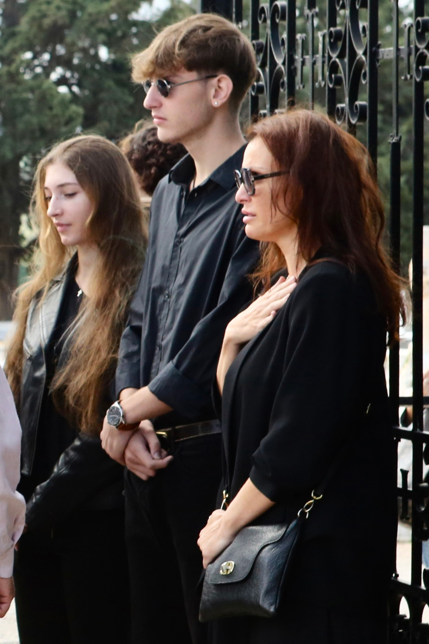 Αίας Μανθόπουλος: Συντετριμμένοι φίλοι και συγγενείς στην κηδεία του